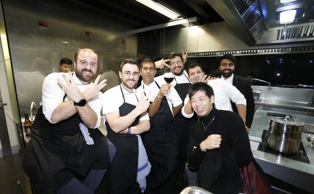 La «familia» de Atrio recibe entre aplausos a Toño Pérez y José Polo a su llegada a Cáceres