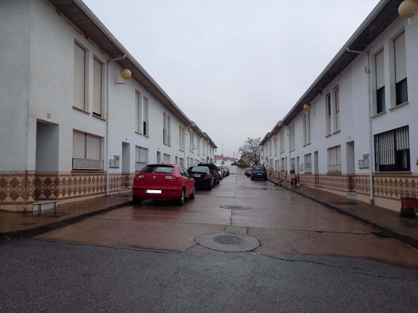 Vecinos de Viviendas América y Europa de Alconchel sufren pinchazos en neumáticos