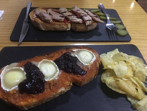 Tosta mar y tierra (pimientos del piquillo y ventresca) y tosta de patatera con rulo de cabra y mermelada de arándanos.