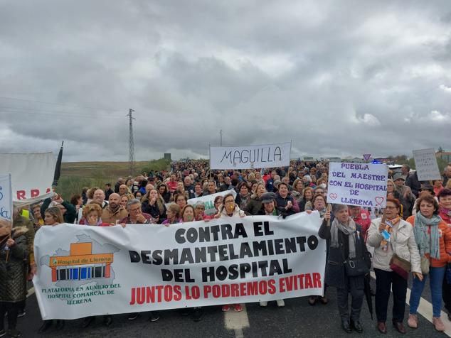 Las mejores imágenes del corte de la N-432 por el Hospital de Llerena