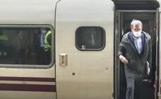 Feijóo hace parada en Cáceres: «Extremadura merece un tren digno de alta velocidad»