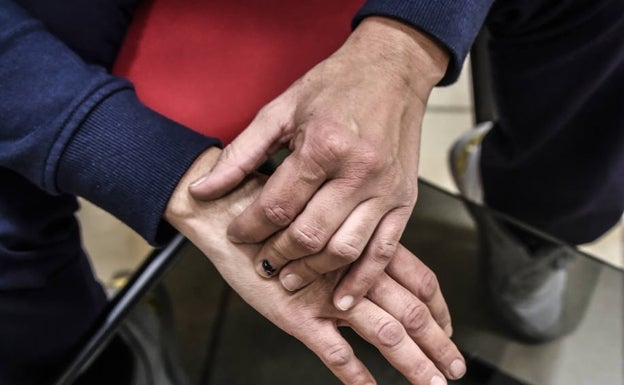 Hipopótamos que pegan a las mujeres