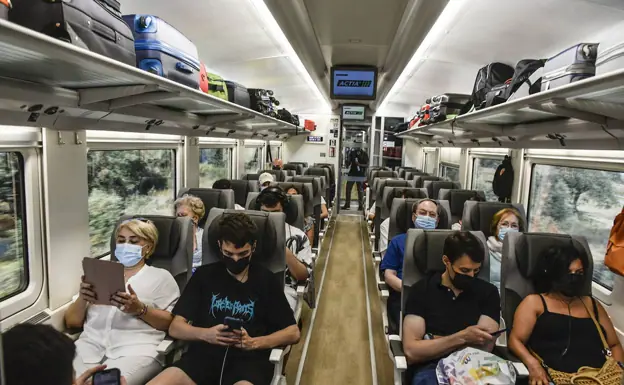 Un vagón del tren Alvia Madrid-Badajoz, lleno de viajeros. / hoy
