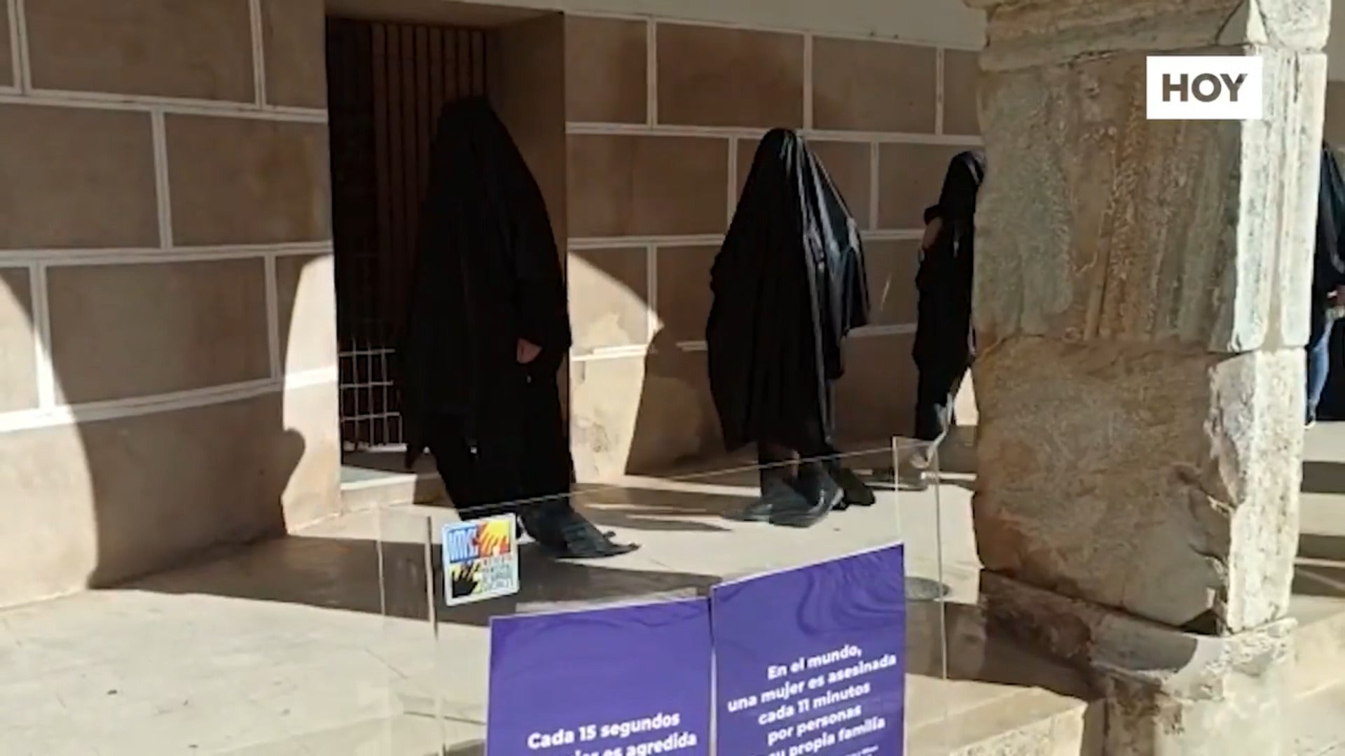 Las mujeres de Badajoz se quitan el velo para reivindicar la lucha contra las violencias machistas