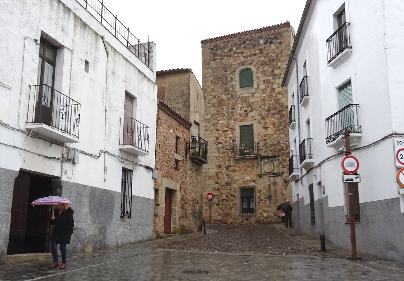 Cinco accesos santos al Cáceres amurallado... y uno ateo