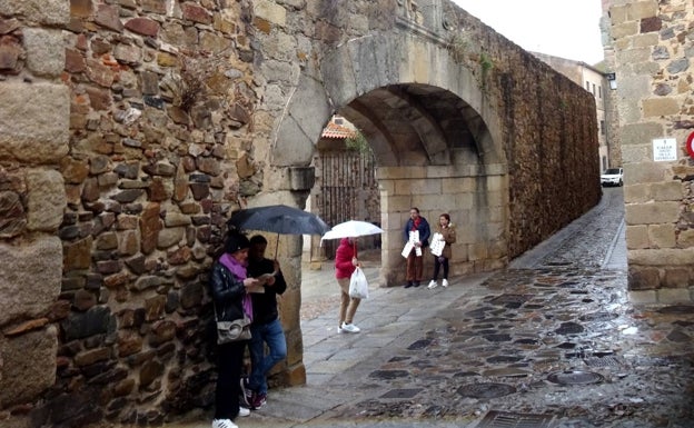 Cinco accesos santos al Cáceres amurallado... y uno ateo