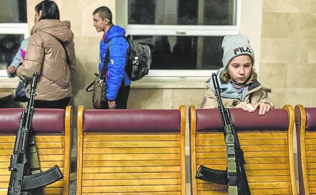 Una niña observa las armas depositadas en una comisaría de la Policía. /EFE