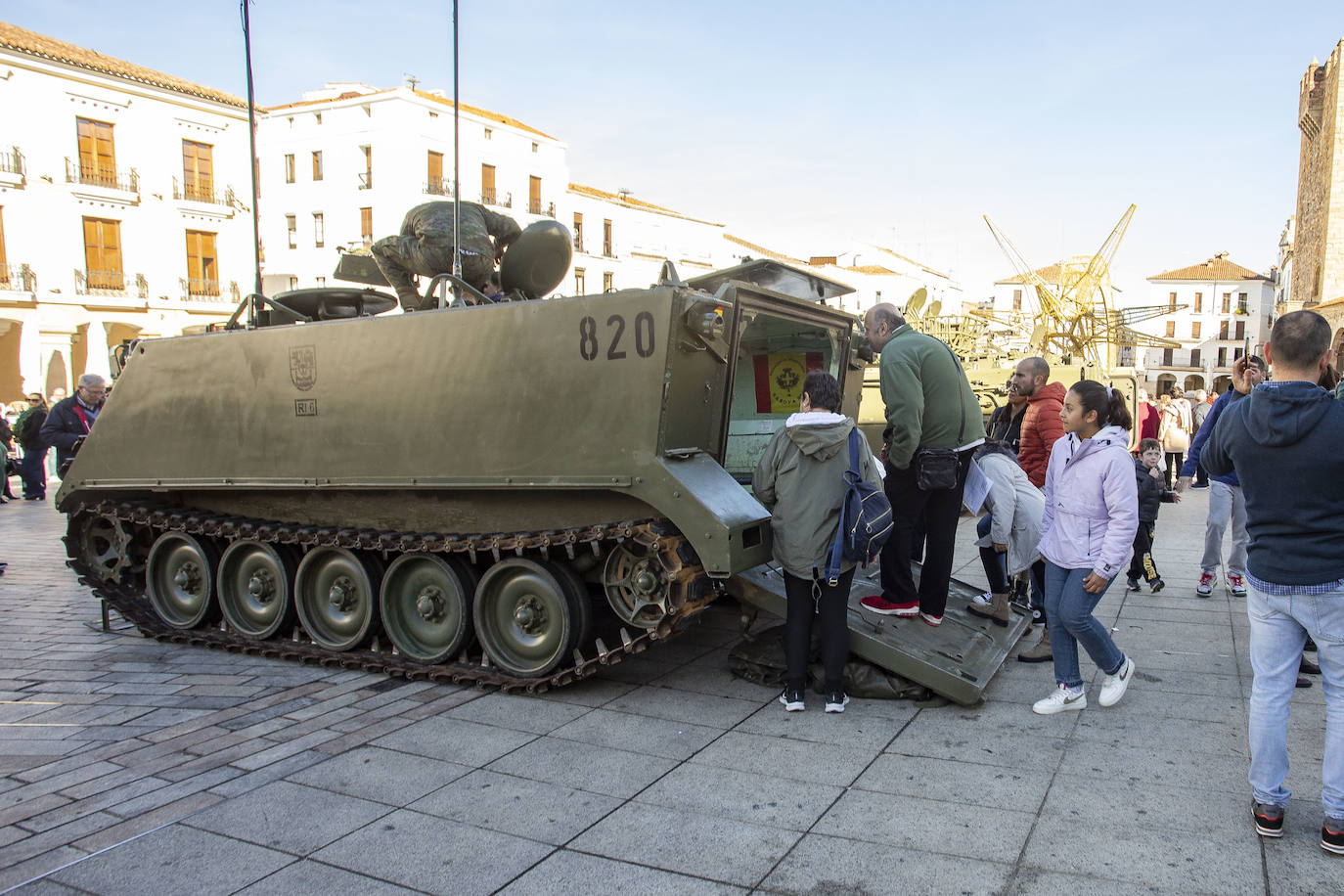 Vehículos de combate en el Casco Histórico de Cáceres