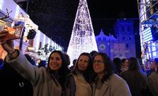 La Navidad se ilumina en Villanueva con nieve artificial y el cuento de Adriana