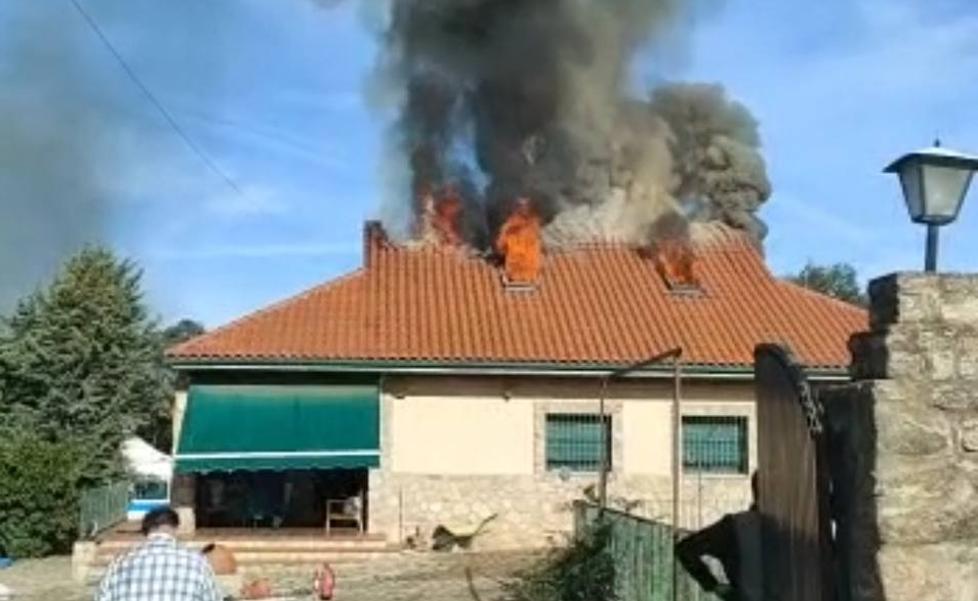 Aparatoso incendio de un chalé en Casar de Cáceres