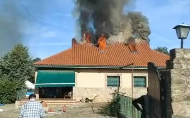 Aparatoso incendio de un chalé en Casar de Cáceres