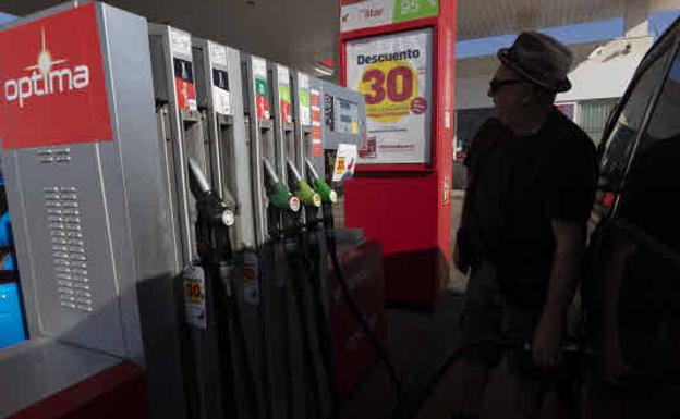 El precio de la gasolina da un giro y baja tras dos semanas de subida