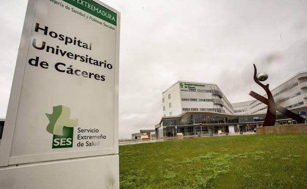 Un trabajador de 24 años resulta herido al caer de una grúa en Cáceres