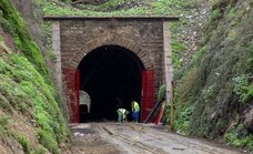 Roban el cable de la luz del túnel de San Lázaro por donde discurre la vía verde sin inaugurar en Plasencia