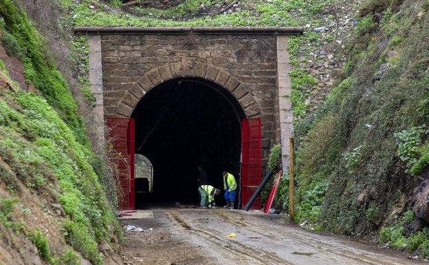 Roban el cable de la luz del túnel de San Lázaro por donde discurre la vía verde sin inaugurar en Plasencia