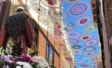 Las mujeres adornan las calles de Rebollar con un mosaico de colores