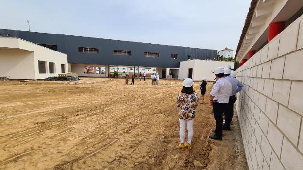 Visita del Ayuntamiento en mayo al colegio de Barbaño, uno de los contratos revisados ​​al alza. 