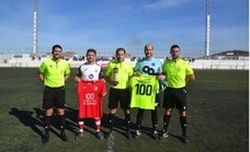 La Estrella y Pueblonuevo homenajean al árbitro César Carretero por sus cien partidos