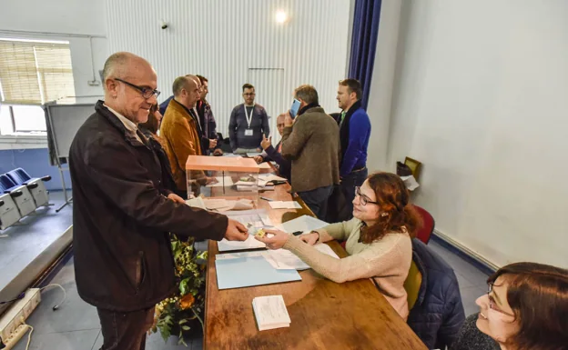 Un docente vota en las elecciones del sindicato de empleados públicos de la Giunta de 2018, las últimas celebradas en la región.  /ESTE DIA