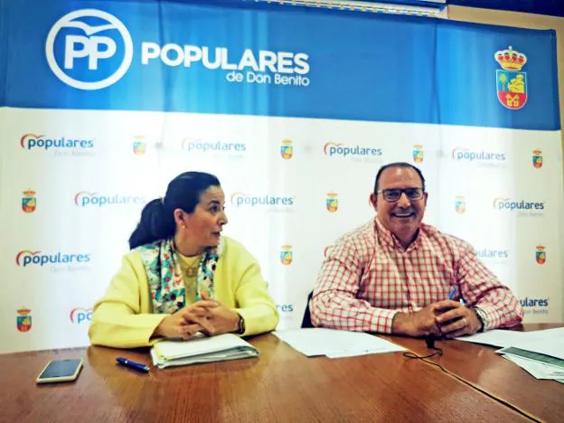 Elisabeth Medina y Ángel Luis Valadés en la rueda de prensa. 