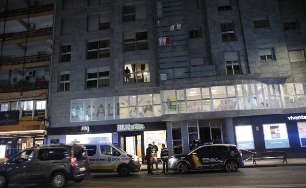 Fallece un hombre de 80 años al caer de un segundo piso en la calle Gil Cordero de Cáceres