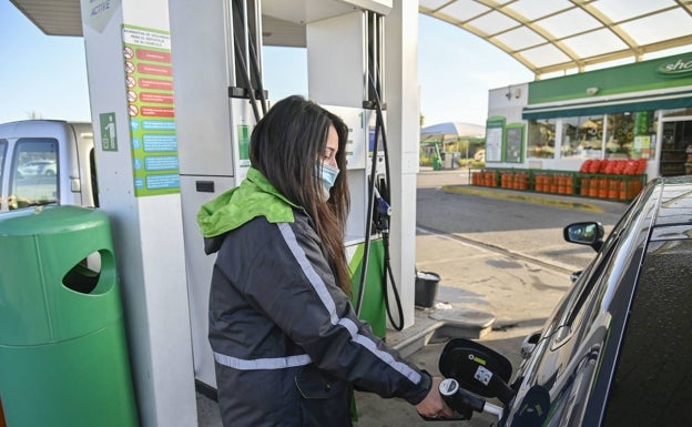 Llenar el depósito del coche cuesta entre 15 y 21 euros menos que a principio de verano