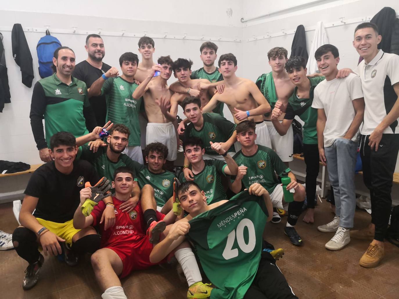 Los juveniles de Alconchel escalan un puesto a costa del San Roque