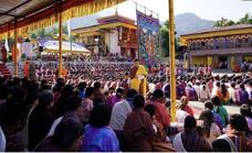Una delegación extremeña presenta el proyecto budista de Cáceres al rey de Bután