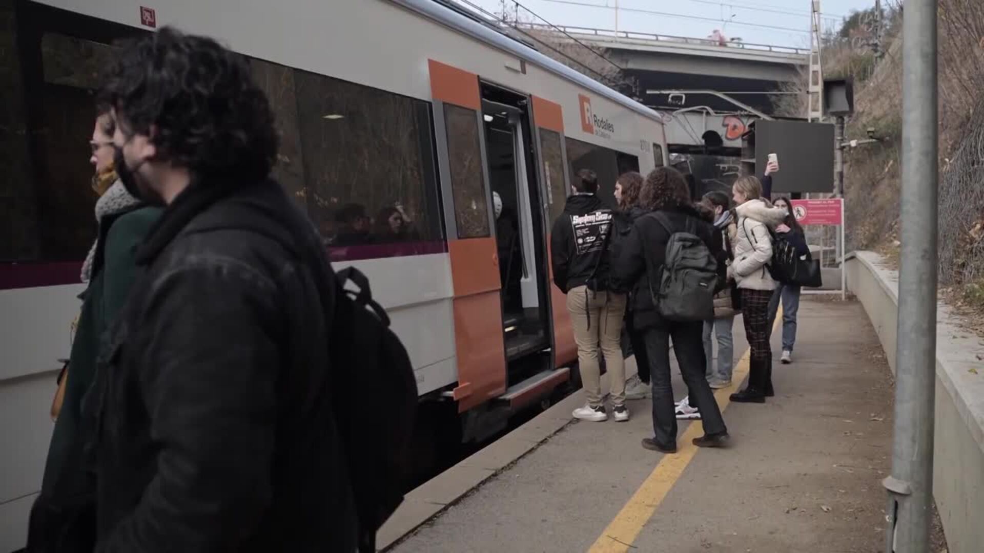 El choque de dos trenes en Montcada deja 150 heridos y el Gobierno