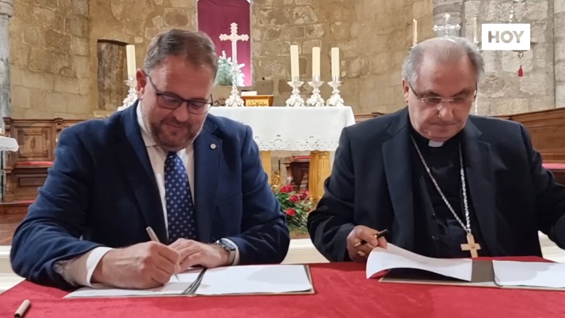 El alcalde de Mérida y el Arzobispo firman el convenio de permuta de los terrenos del atrio de Santa Eulalia