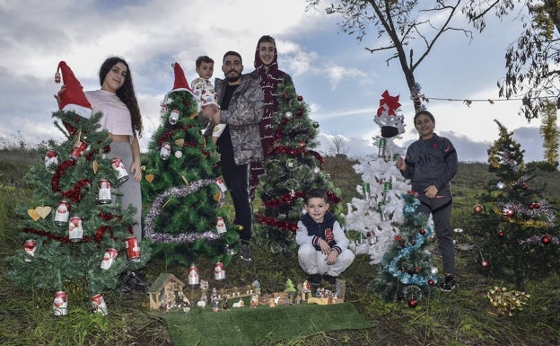 Vecinos del Cerro de Reyes colocan árboles de Navidad y belenes en la calle
