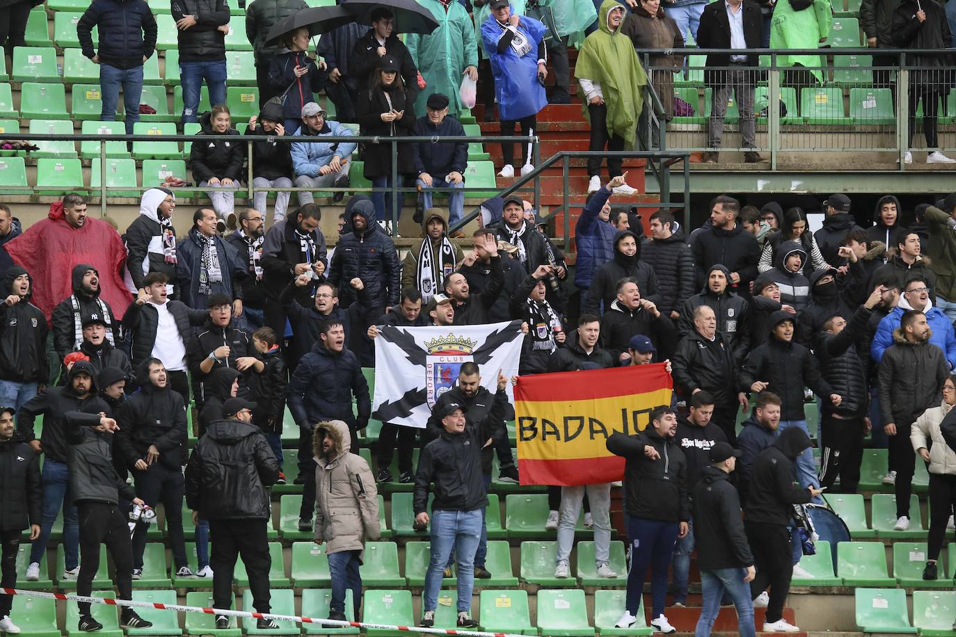 Las mejores imágenes del derbi Mérida-Badajoz en el Romano