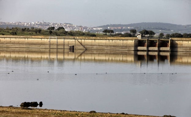 El agua en el Guadiloba de Cáceres sube en una semana del 38% al 59% y permite parar el trasvase