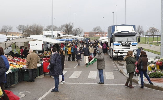 Multan con 2.000 euros a vendedores sin licencia del mercadillo de Cáceres