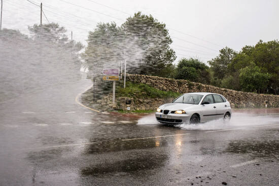 ¿Cómo conducir con seguridad si hay balsas de agua en la carretera?