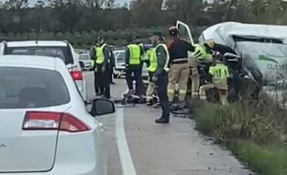 Dos muertos tras un choque frontal en la carretera que une Olivenza y Badajoz