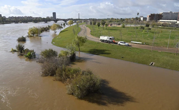 El río Guadiana en crecida a su paso por Badajoz. 