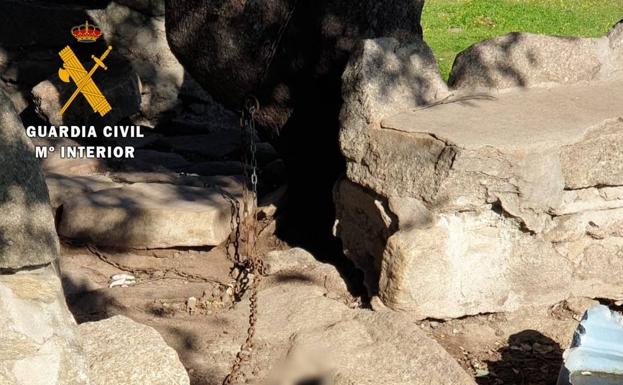 Hallan un perro muerto atado a un árbol y dos cachorros sedientos en una finca de Escurial
