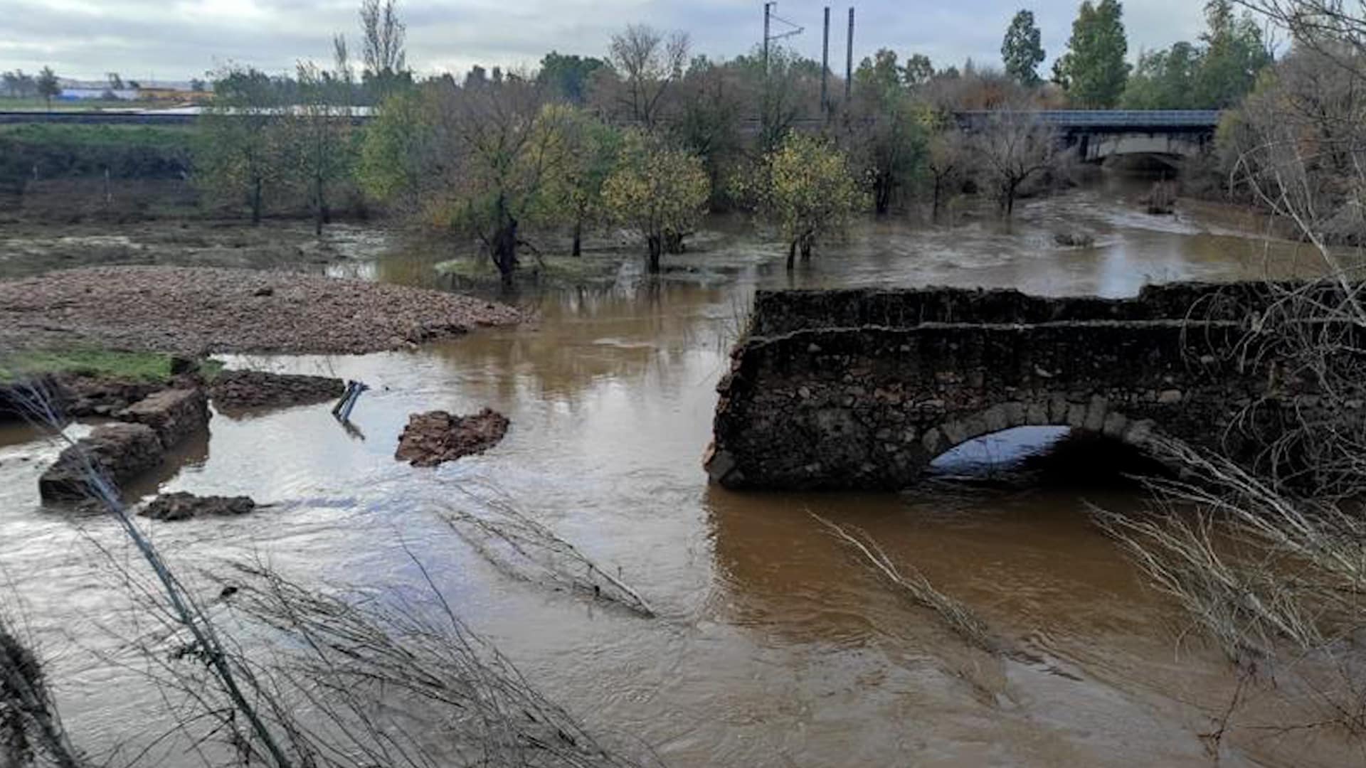 Se derrumba parte del puente de Cantillana tras la crecida del río Gévora