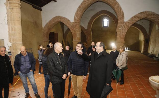 A la izquierda, el obispo, Jesús Pulido, durante su visita al templo.
