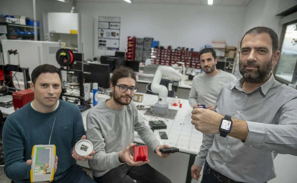 Jesús Lozano (dcha.) </p><p>muestra el reloj que han desarrollado </p><p>en la UEx  acompañado del resto del </p><p>equipo de investigadores./Arnelas