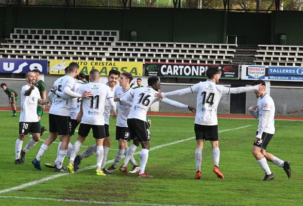 El Plasencia celebra el 1-0 de Clifford. / PALMA