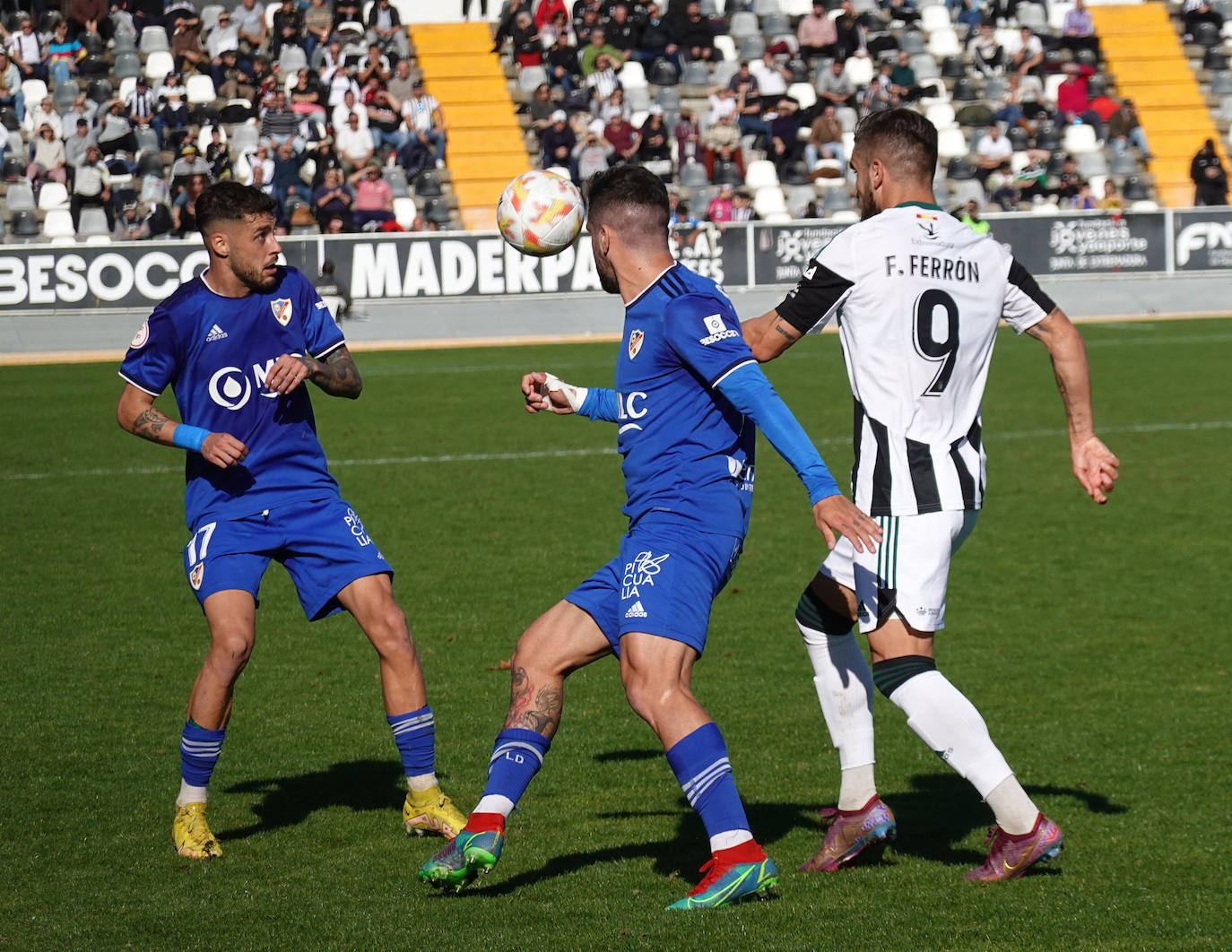 Imágenes del partido entre el Badajoz y el Linares