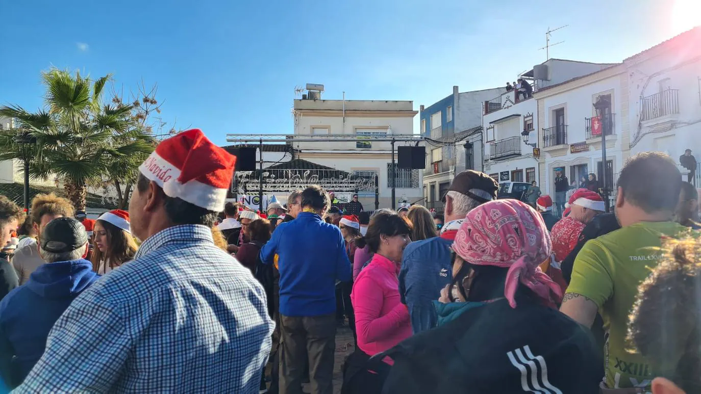 Mil personas celebran la Nochevieja senderista en Salvaleón