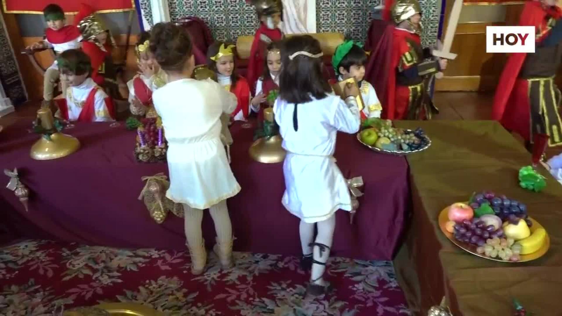 Los alumnos del colegio Santo Ángel de Badajoz recrean un belén viviente