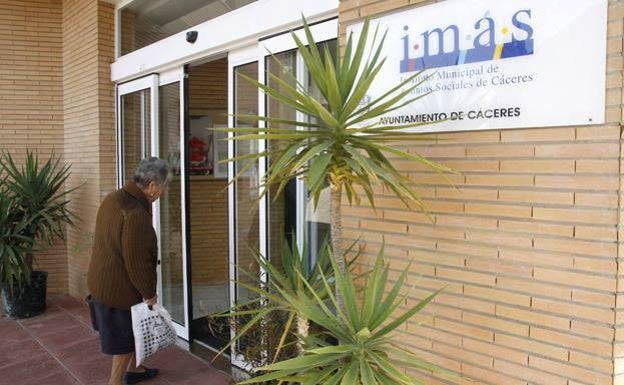 La empresa de la ayuda a domicilio en Cáceres ve «inviable» seguir con el servicio si no le pagan más