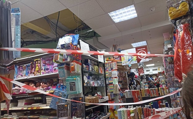 Precintan parte de un bazar chino de Virgen de la Montaña tras caerse el techo por la lluvia