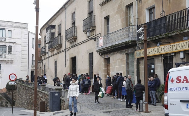 Personas sin recursos se agolpan en Acisjf para recoger alimentos navideños