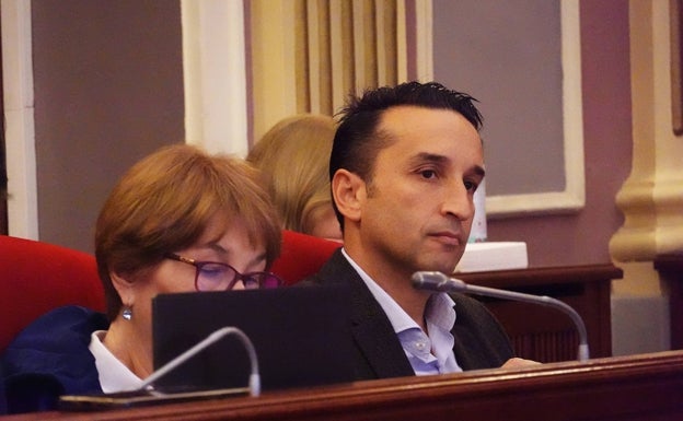 El PSOE y Vélez se levantan y se van del pleno en la primera sesión de Gragera fuera de Ciudadanos