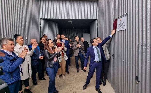 Miguel Ángel Gallardo inaugura el campo de césped artificial, el graderío y el centro de noche para mayores de Calamonte